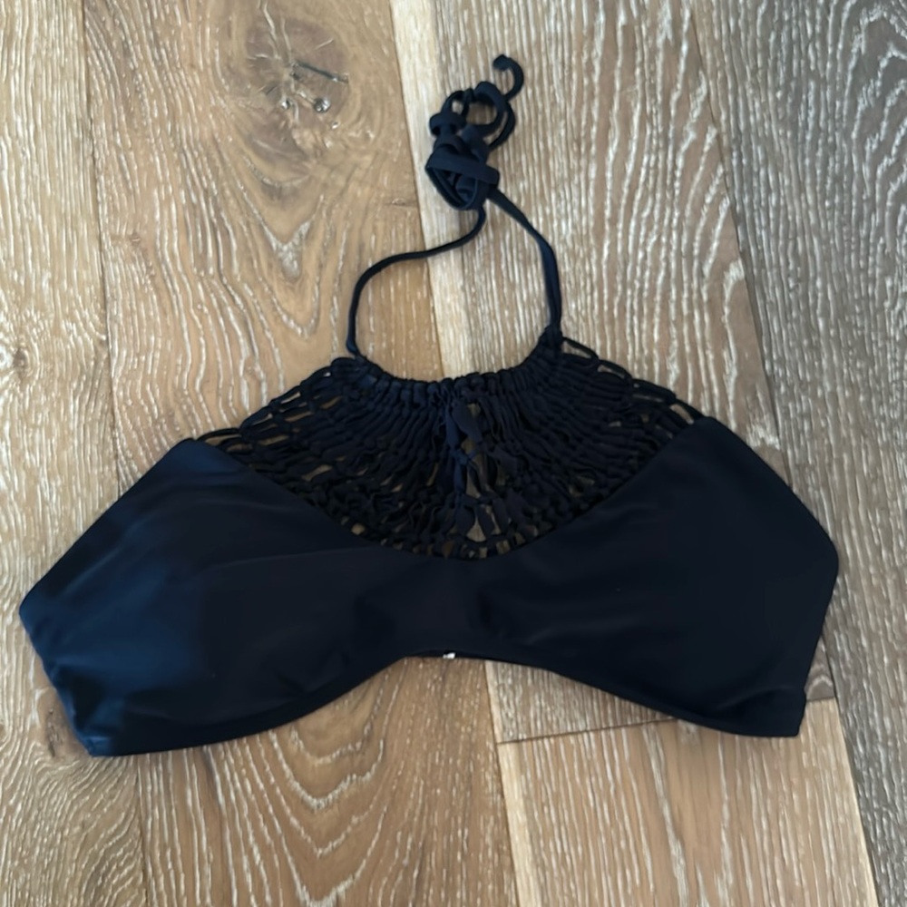 BYRDS OF PARADISE Tilly’s black crochet halter bikini top, size large. EUC!!